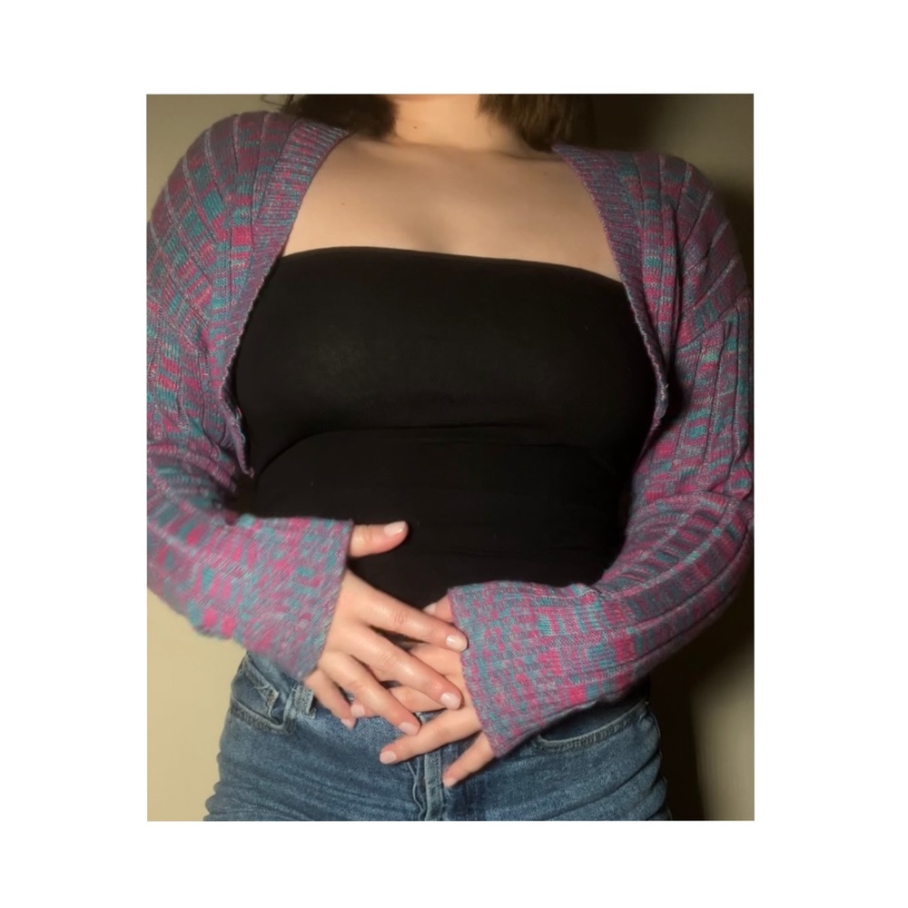Super cropped cardigan🧠👤

Size small ig lol💲

Good condition worn twice